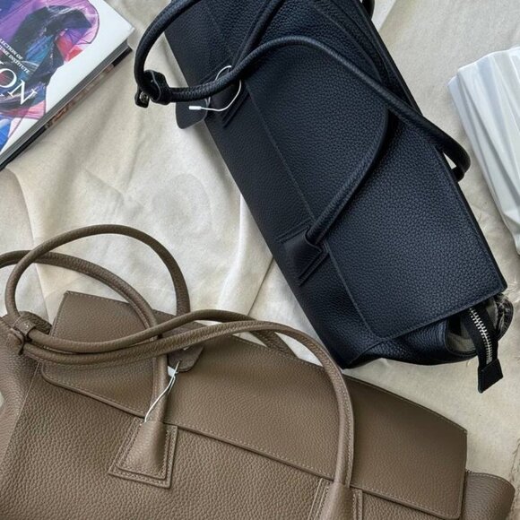 Prestige Tote – Elegance in Every Detail - Picture 2 of 10